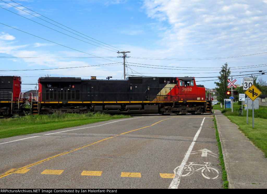 CN 2652 leads 402 at MP 124.55